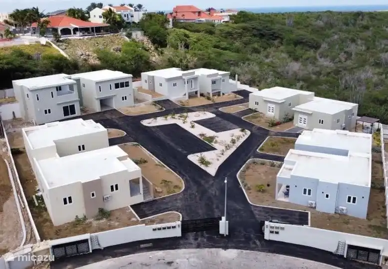 Apartmentanlage (eingezäunt)