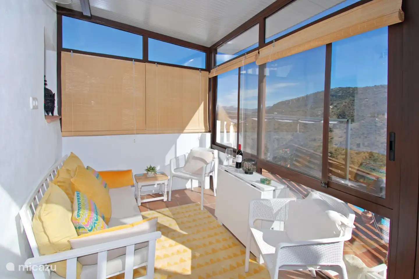 Speisen und entspannen Sie mit Blick auf den Pool.