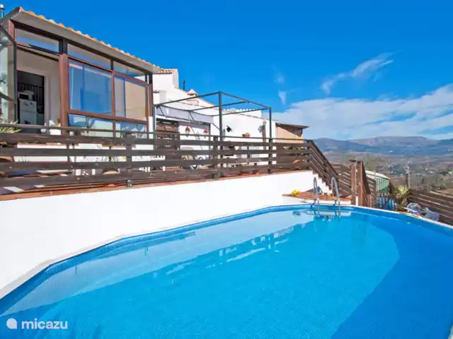 casa rural / cabaña en España, Costa del Sol, Comares – Casita Martín Desde la terraza se puede disfrutar de la vista de la piscina y las montañas circundantes.