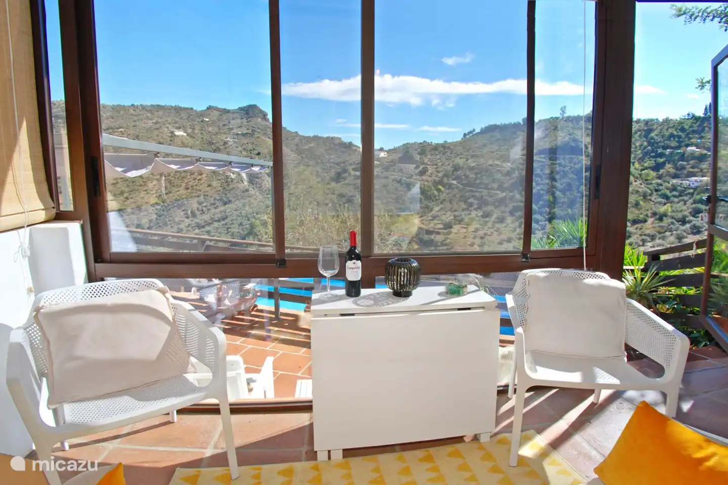 Kontrollieren Sie das Sonnenlicht mit Schiebefenstern und Bambusläden, um eine angenehme Atmosphäre zu schaffen.