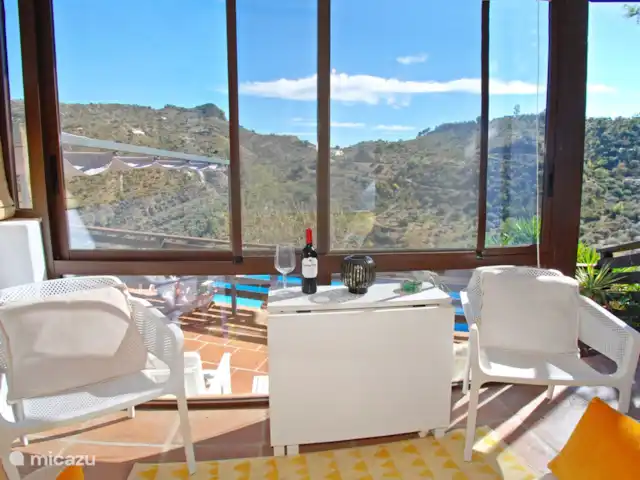 casa rural / cabaña en España, Costa del Sol, Comares – Casita Martín Controle la luz del sol con ventanas corredizas y contraventanas de bambú para crear un ambiente confortable.