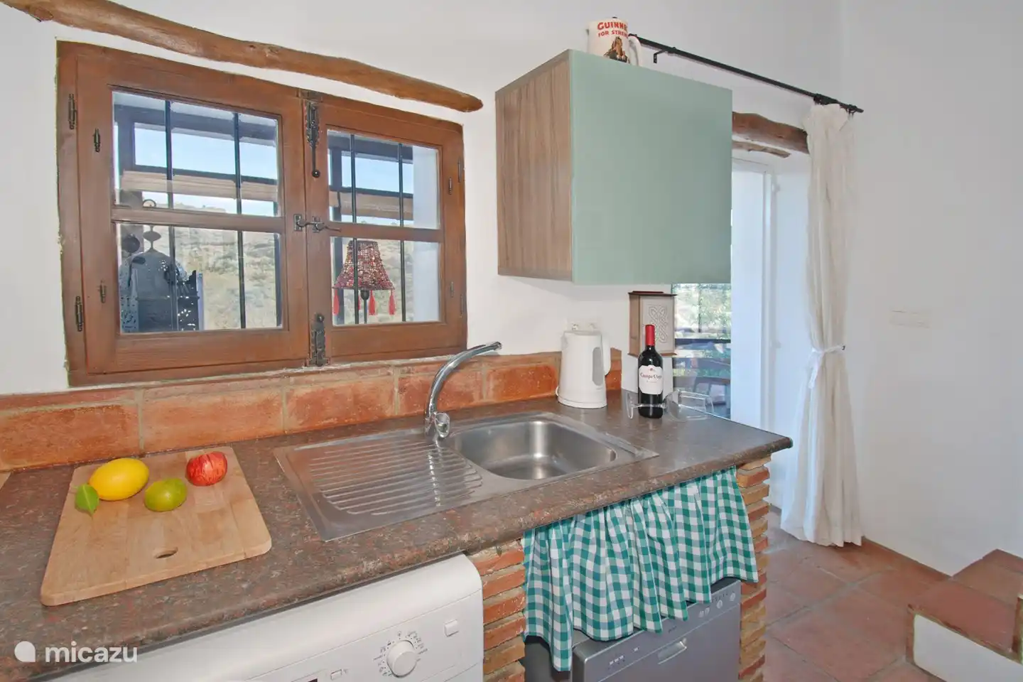 Von der Terrasse gelangen Sie in eine kleine, aber sehr gut ausgestattete Küche, in der jedes Detail auf Effizienz und Funktionalität ausgelegt ist.