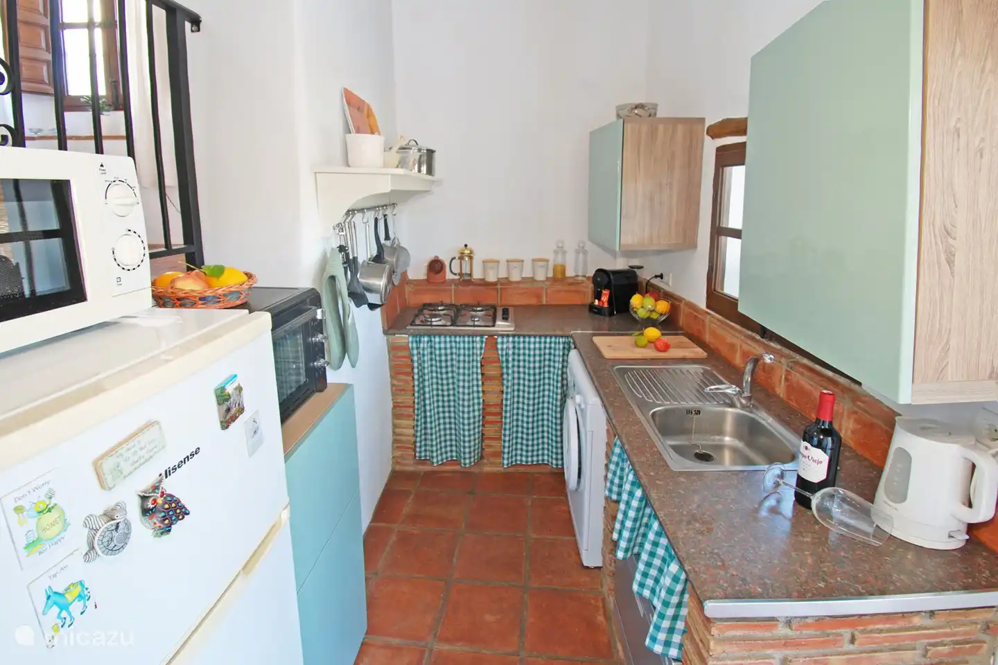 Entdecken Sie in dieser gut ausgestatteten Küche alles Wesentliche, was die Zubereitung von Mahlzeiten zum Kinderspiel macht.