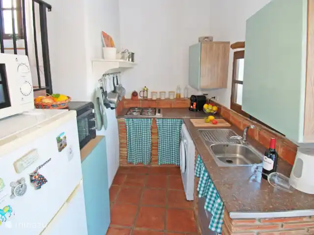 casa rural / cabaña en España, Costa del Sol, Comares – Casita Martín Descubra todos los elementos esenciales en esta cocina bien equipada, lo que facilita la preparación de comidas.