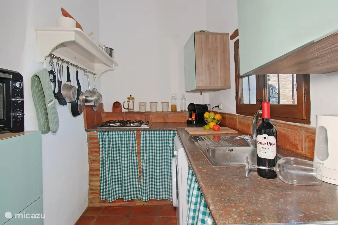 In dieser Küche fehlt es an nichts – von einer Waschmaschine über einen kompakten Geschirrspüler bis hin zu einem geräumigen Kühlschrank mit Gefrierfach. Das bedeutet, dass alle Einrichtungen für einen komfortablen Aufenthalt vorhanden sind.