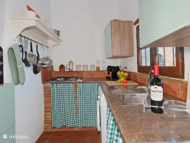 casa rural / cabaña en España, Costa del Sol, Comares – Casita Martín A esta cocina no le falta de nada: desde una lavadora hasta un lavavajillas compacto y un espacioso frigorífico con congelador. Esto significa que todas las instalaciones están disponibles para una estancia confortable.