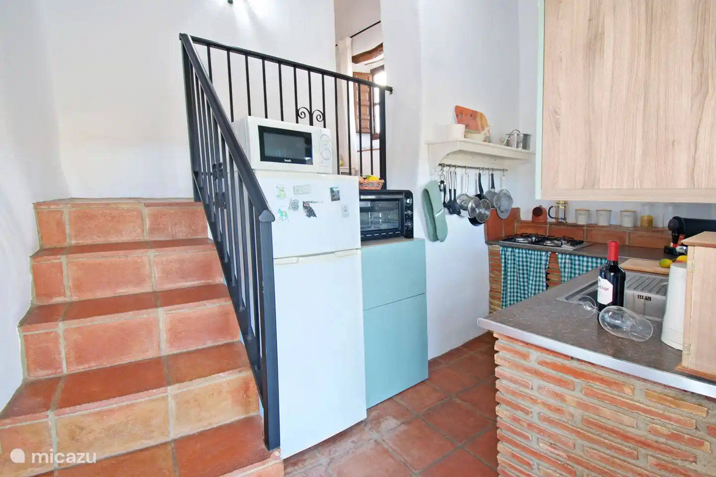 Von der Küche führt eine Treppe hinauf zu einer gemütlichen Lounge.