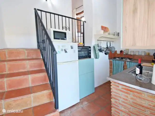 casa rural / cabaña en España, Costa del Sol, Comares – Casita Martín Subiendo las escaleras desde la cocina se accede a un acogedor salón.