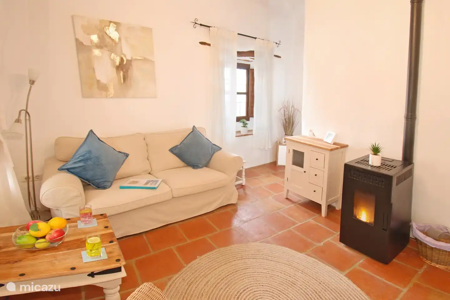 In einer gemütlichen Lounge sorgt ein Pelletofen für Wärme und Gemütlichkeit an kühleren Winterabenden und ist somit der perfekte Ort zum Entspannen.