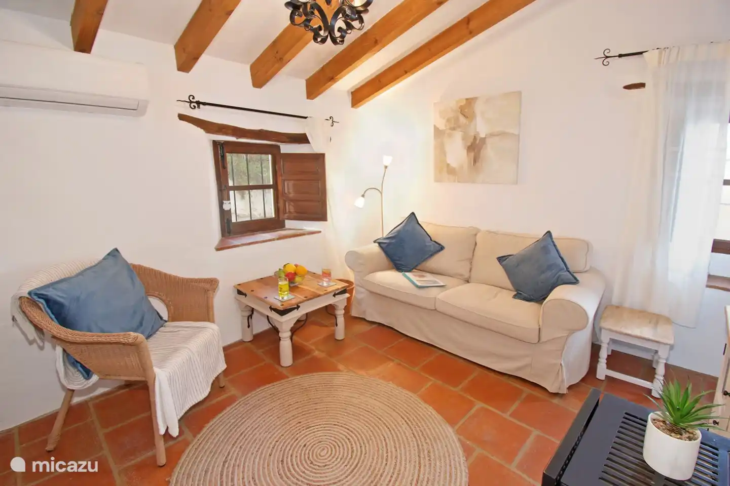 Treten Sie ein in unsere Lounge. Hier finden Sie einige Überreste des alten Stalls, den Simon und Clair wunderbar in dieser besonderen Casita restauriert haben.