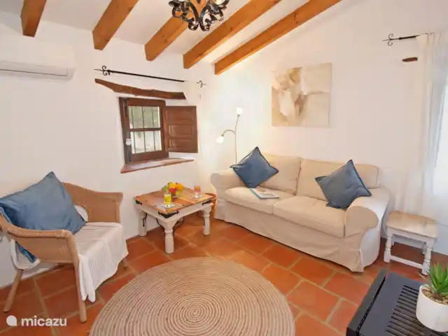 casa rural / cabaña en España, Costa del Sol, Comares – Casita Martín Ingrese a nuestro salón. Aquí encontrará algunos restos del antiguo establo que Simon y Clair han restaurado maravillosamente en esta casita especial.