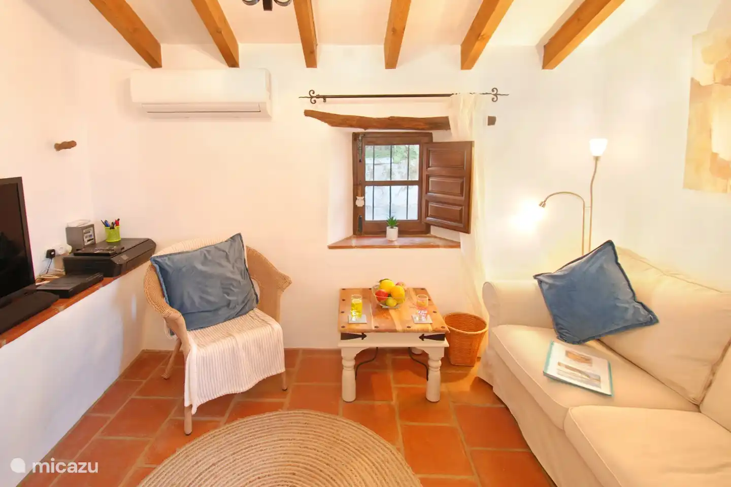 Betreten Sie eine gemütliche Lounge mit Pelletofen, Smart-TV und Klimaanlage. Genießen Sie einen gemütlichen Sitzbereich, sanfte Beleuchtung und eine durchdachte Dekoration.