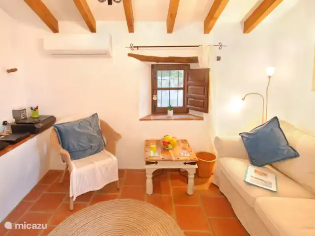 casa rural / cabaña en España, Costa del Sol, Comares – Casita Martín Entra en un acogedor salón con estufa de pellets, Smart TV y aire acondicionado. Disfrute de una cómoda zona de estar, una iluminación suave y una cuidada decoración.