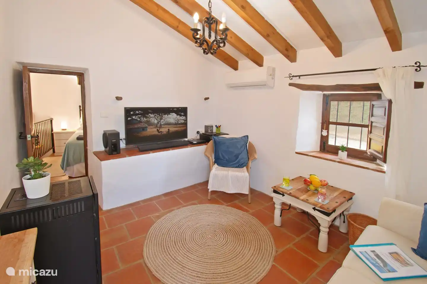 Vom gemütlichen Wohnzimmer gelangen Sie in den Schlafbereich.











