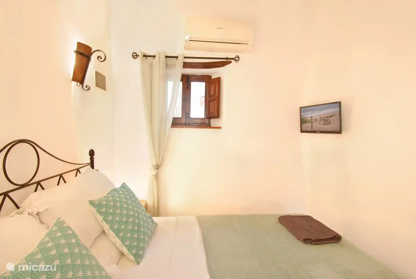 Genießen Sie die Wärme des Pelletofens und Unterhaltung auf dem Smart-TV, bevor Sie sich für eine wundervolle Nacht in ein bequemes Bett sinken lassen.