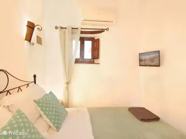 casa rural / cabaña en España, Costa del Sol, Comares – Casita Martín Disfrute del calor de la estufa de pellets y del entretenimiento en el televisor inteligente antes de hundirse en una cómoda cama para pasar una noche maravillosa.
