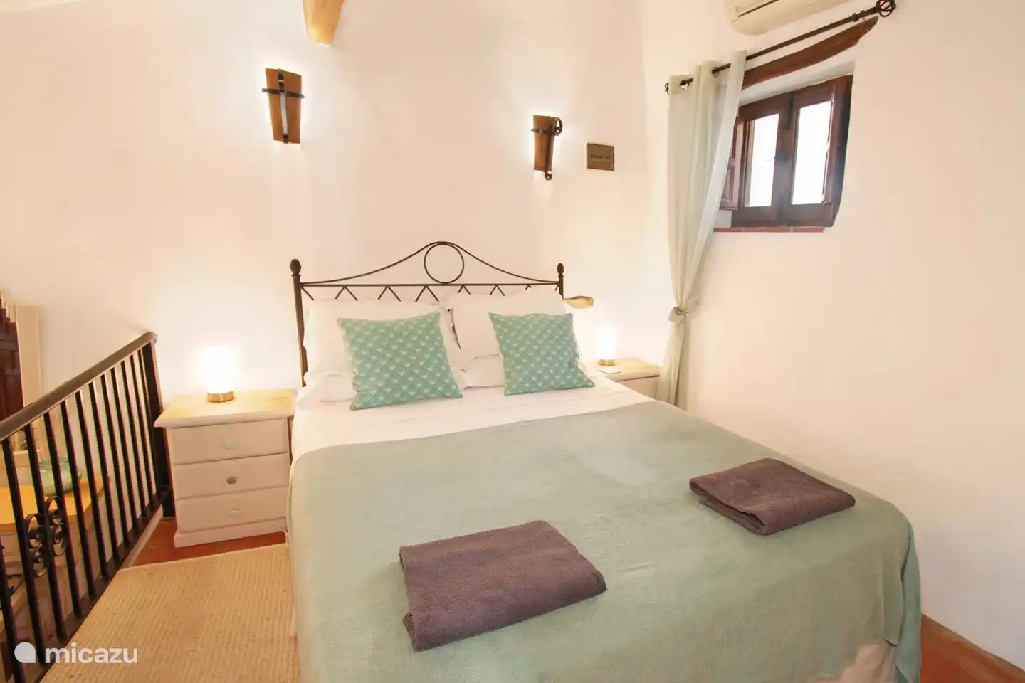 Das gemütliche Schlafzimmer strahlt Behaglichkeit aus. Erleben Sie eine entspannte Atmosphäre mit einem Fernseher für Unterhaltung und einer Klimaanlage für zusätzlichen Komfort. Es ist der ideale Ort zum Entspannen und Träumen.