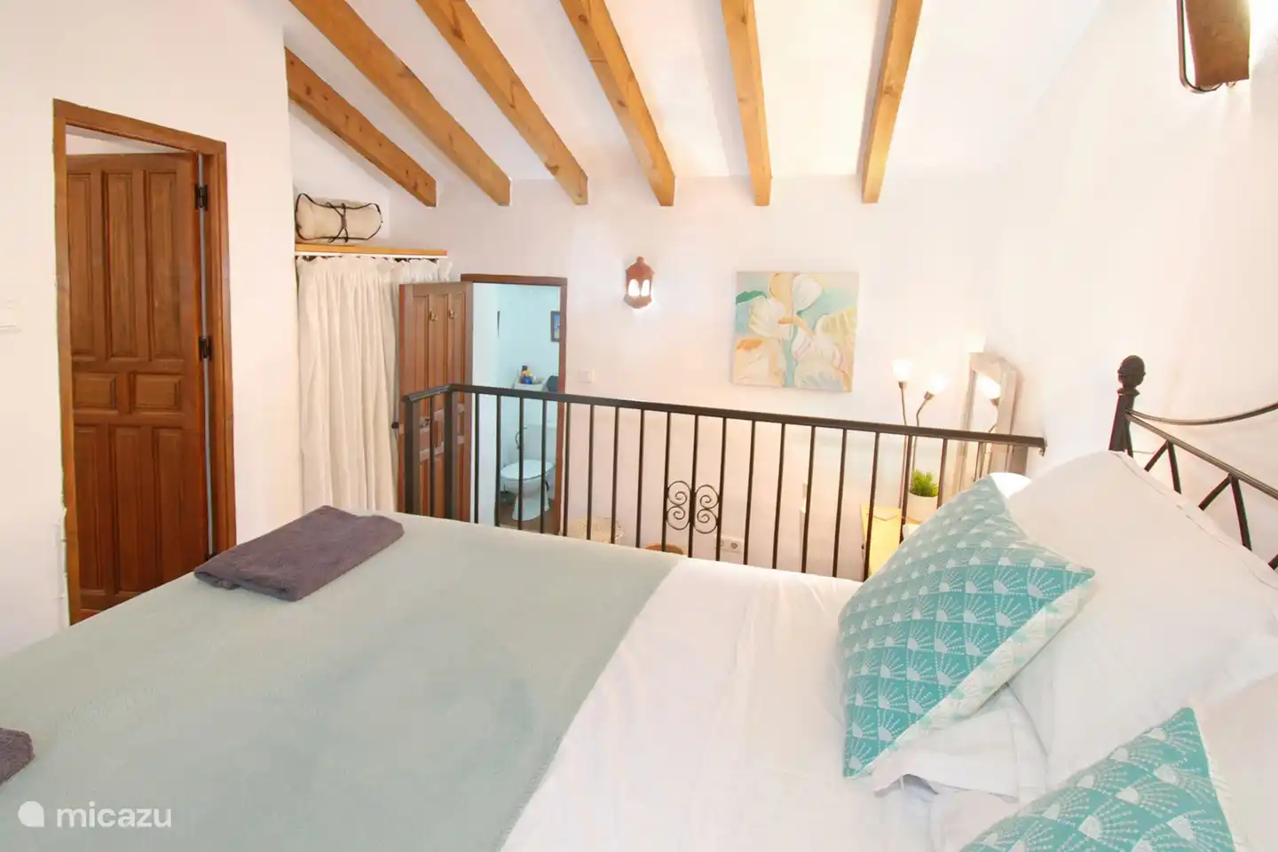 Das Bett liegt bequem oben im Zwischengeschoss.