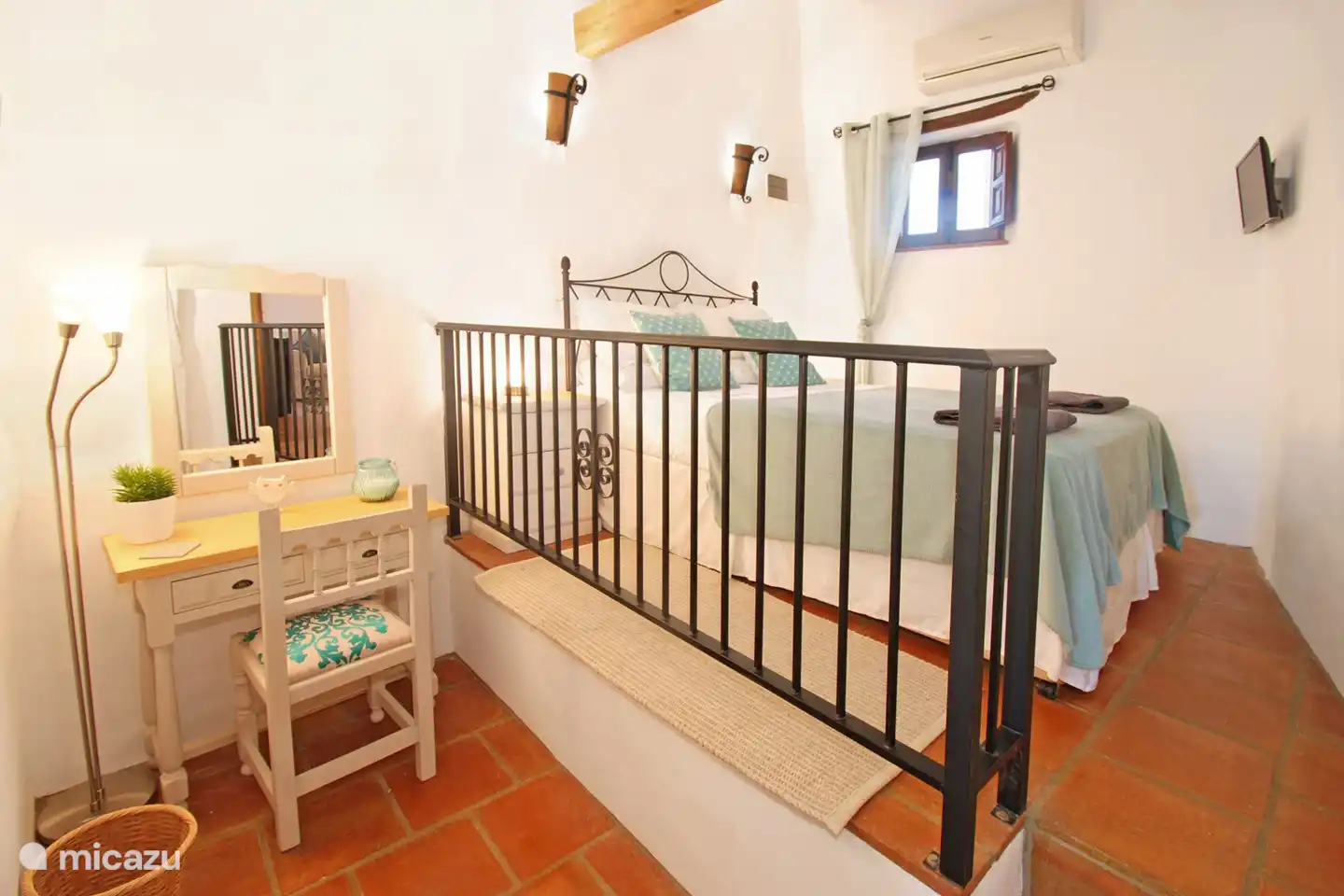 Eine praktische Ergänzung ist der Schreibtisch, der sowohl als praktischer Arbeitsplatz als auch als Make-up-Station dient.