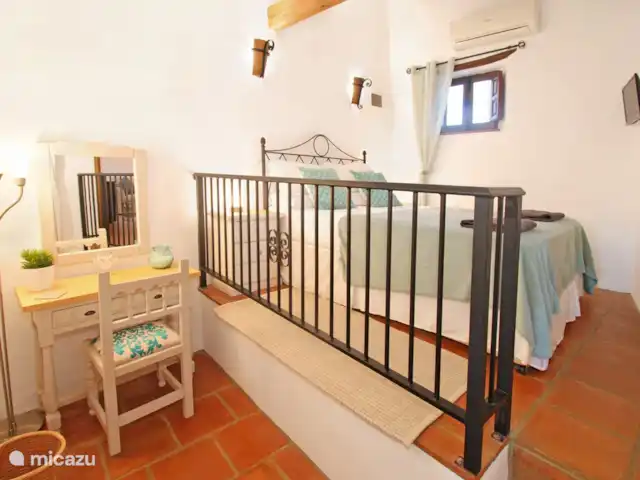 casa rural / cabaña en España, Costa del Sol, Comares – Casita Martín Una adición útil es el escritorio que sirve como cómoda estación de trabajo y estación de maquillaje.