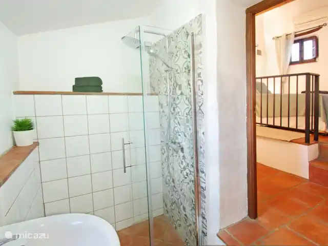 casa rural / cabaña en España, Costa del Sol, Comares – Casita Martín Ingrese al espacioso baño, donde encontrará una ducha a ras de suelo.