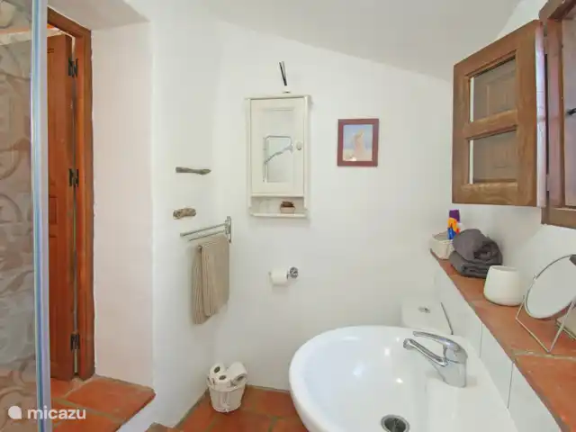 casa rural / cabaña en España, Costa del Sol, Comares – Casita Martín Disfrute de ropa de cama y baño de primera calidad para una experiencia acogedora y confortable.