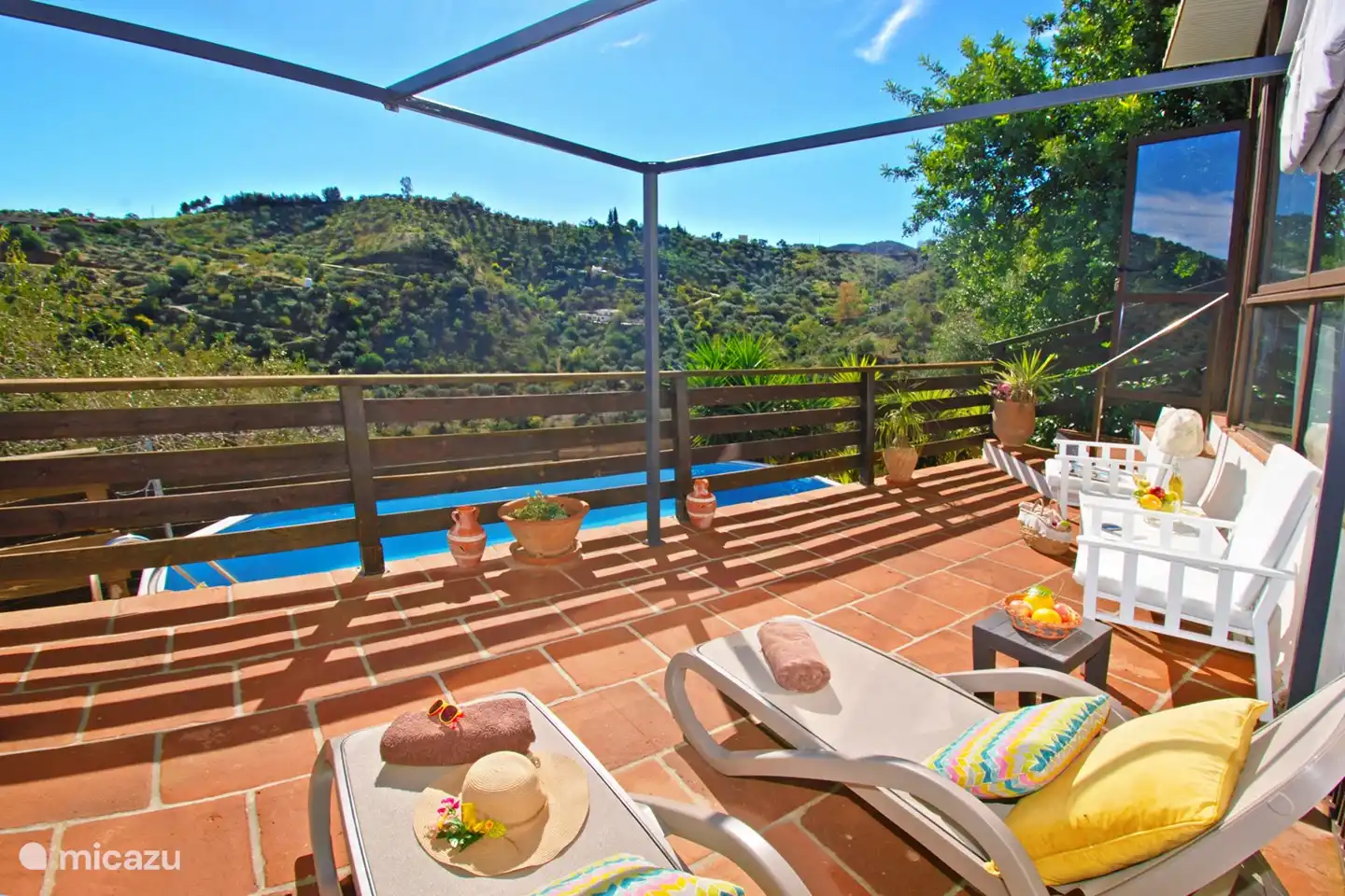 Entspannen Sie am Pool in der Sonne, umgeben von der Schönheit der Natur.




