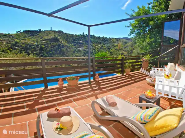casa rural / cabaña en España, Costa del Sol, Comares – Casita Martín Relájese junto a la piscina bajo el sol, rodeado de la belleza de la naturaleza.