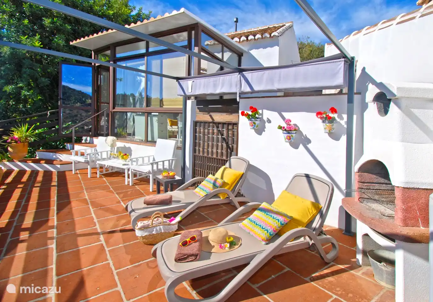 Ein Sonnenrollo lässt sich öffnen und spendet sofort Schatten. Genießen Sie das Essen im Freien bei einem leckeren Barbecue.