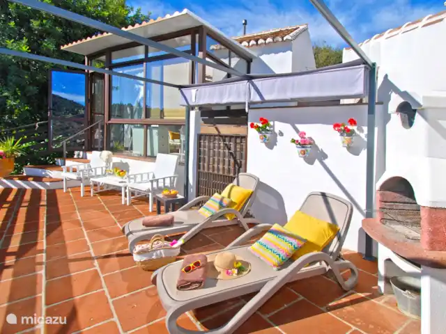casa rural / cabaña en España, Costa del Sol, Comares – Casita Martín Se abre una persiana para proporcionar sombra inmediata. Disfrute comiendo al aire libre con una rica barbacoa.