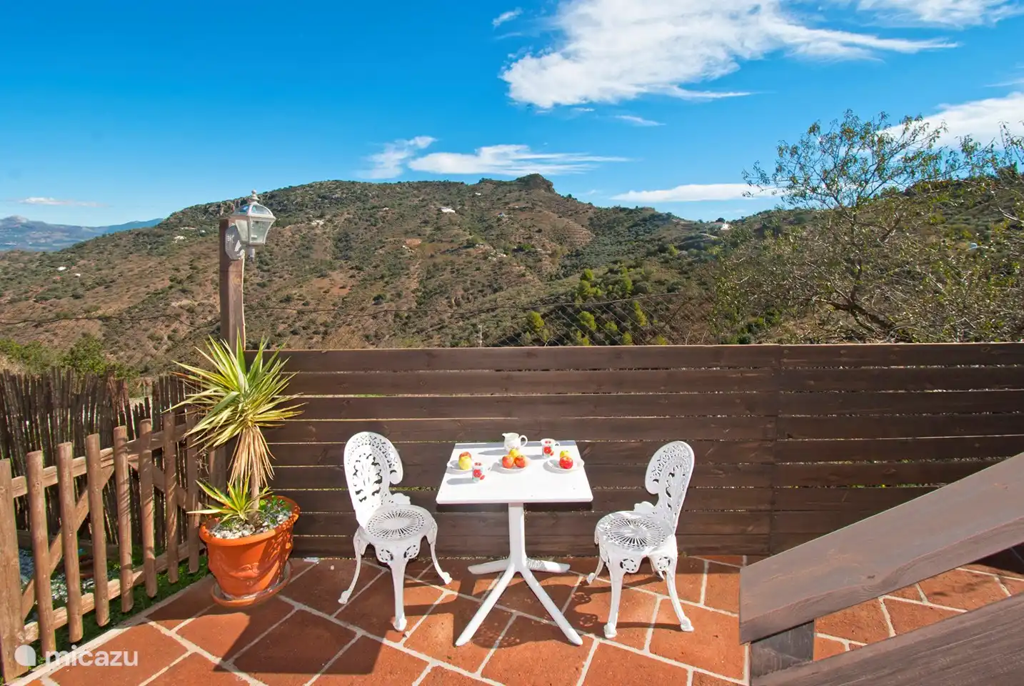 Genießen Sie einen Aperitif mit Aussicht. Genießen Sie wundervolle Momente, begleitet von malerischer Schönheit.