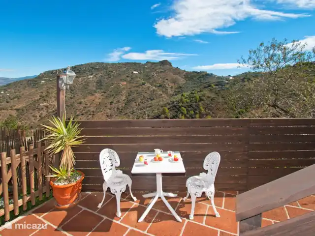 casa rural / cabaña en España, Costa del Sol, Comares – Casita Martín Disfrute de un aperitivo con vistas. Aproveche al máximo momentos maravillosos acompañados de una belleza pintoresca.