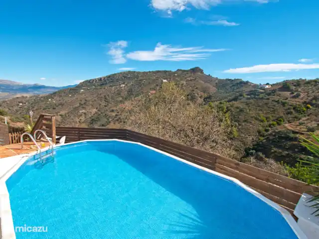 casa rural / cabaña en España, Costa del Sol, Comares – Casita Martín Después del aperitivo y antes de cenar... un refrescante chapuzón, un intermezzo perfecto.