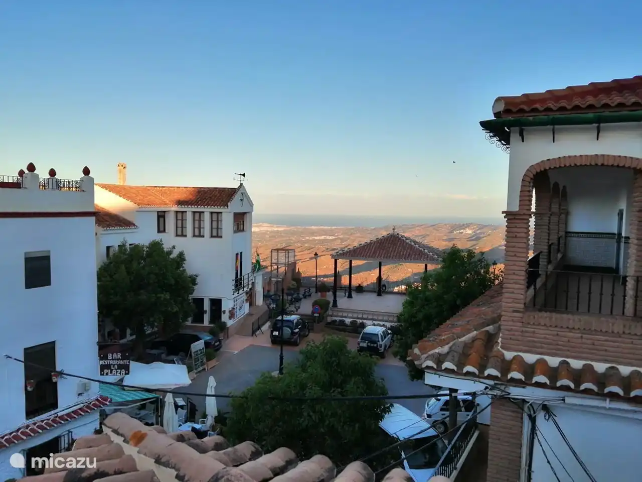 Die Plaza in Comares mit Blick auf das Mittelmeer.