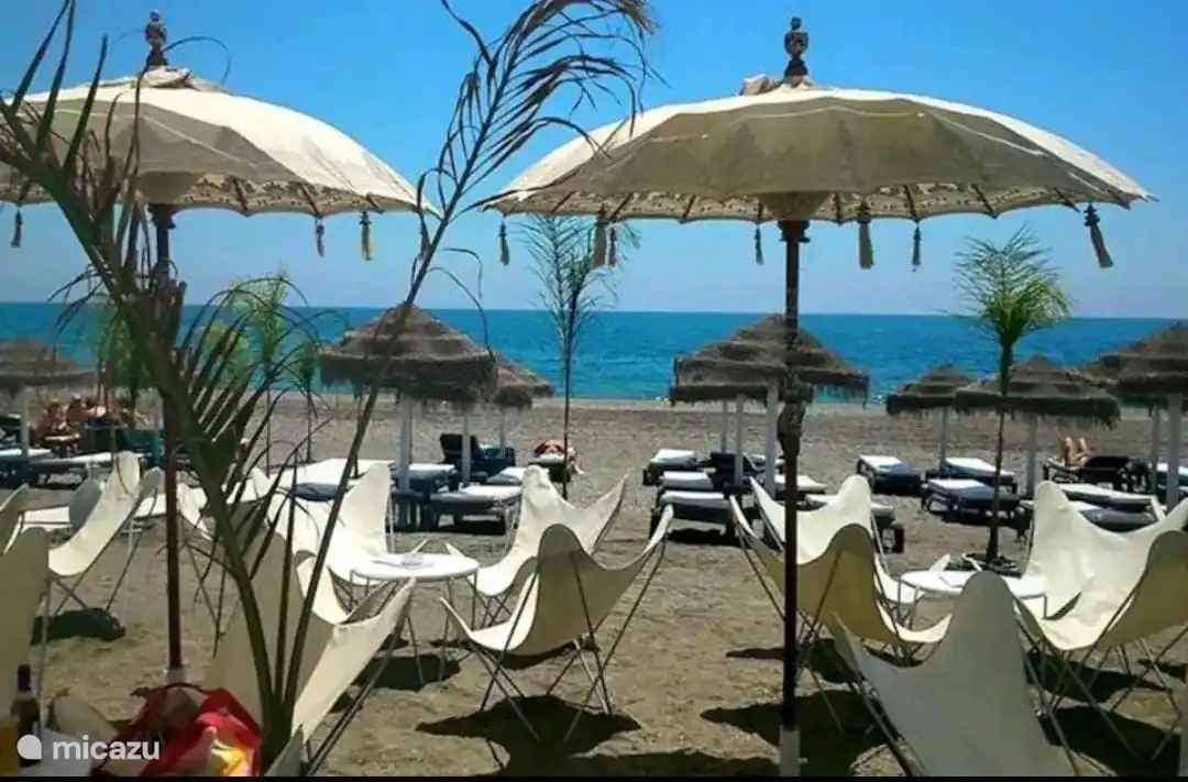 Genießen Sie einen Tag am Strand und essen Sie knisternden frischen Fisch in einem der Chiringuitos.