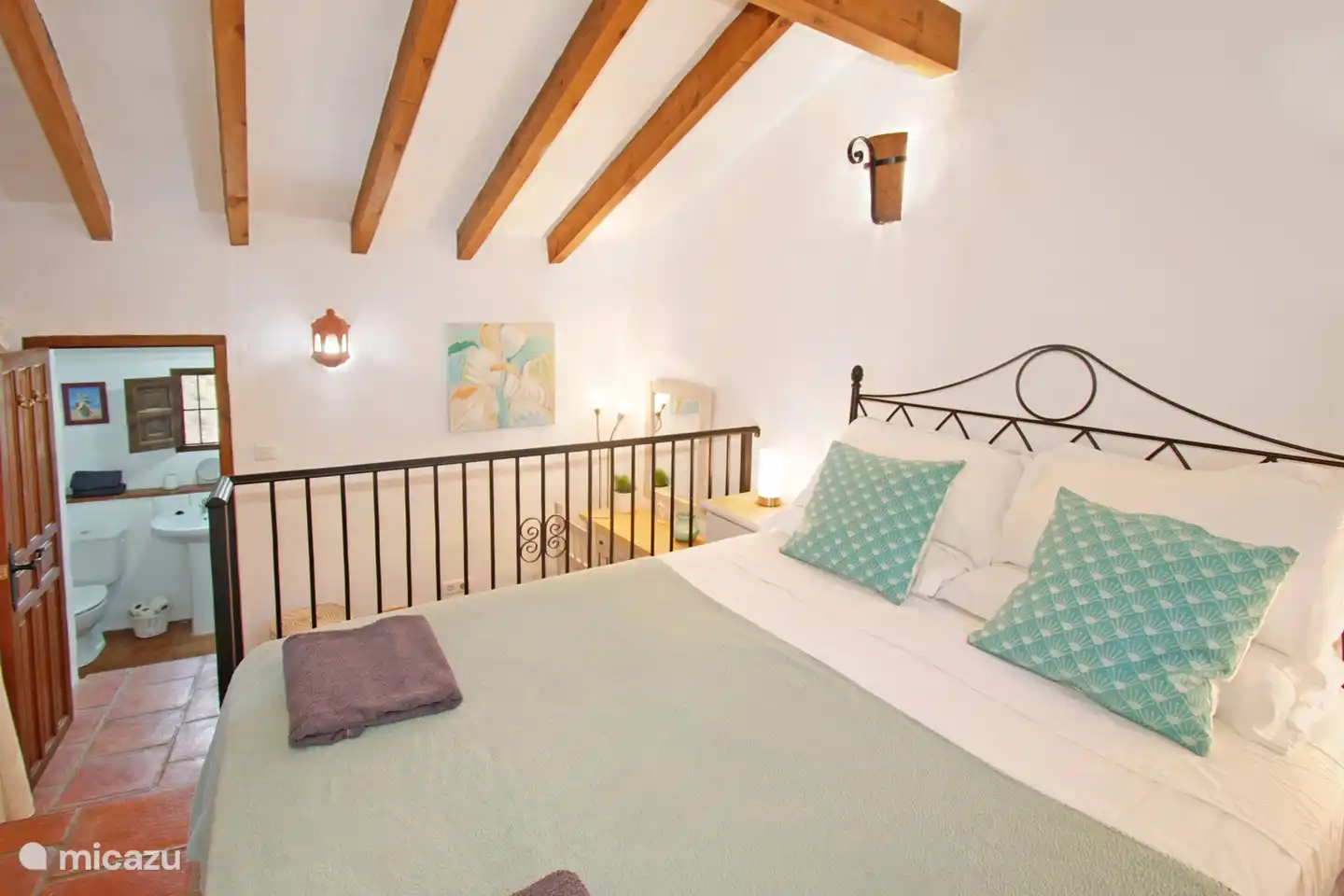 Erleben Sie ultimative Entspannung in einem bequemen Bett für einen erholsamen Schlaf.