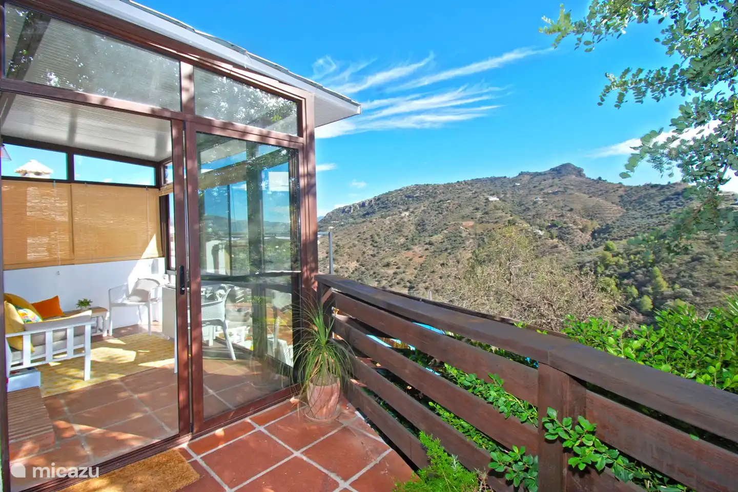 Betreten Sie eine private und romantische Umgebung, die für intime Momente und Entspannung konzipiert ist.