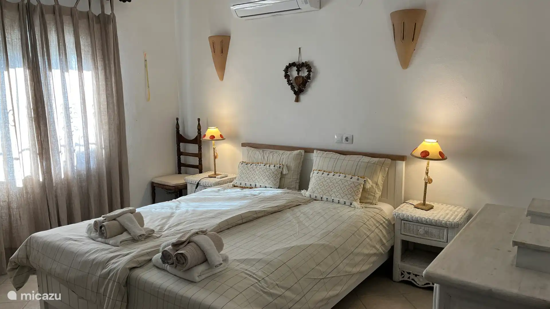 Slaapkamer met tweepersoonsbed (160 x 200 cm).