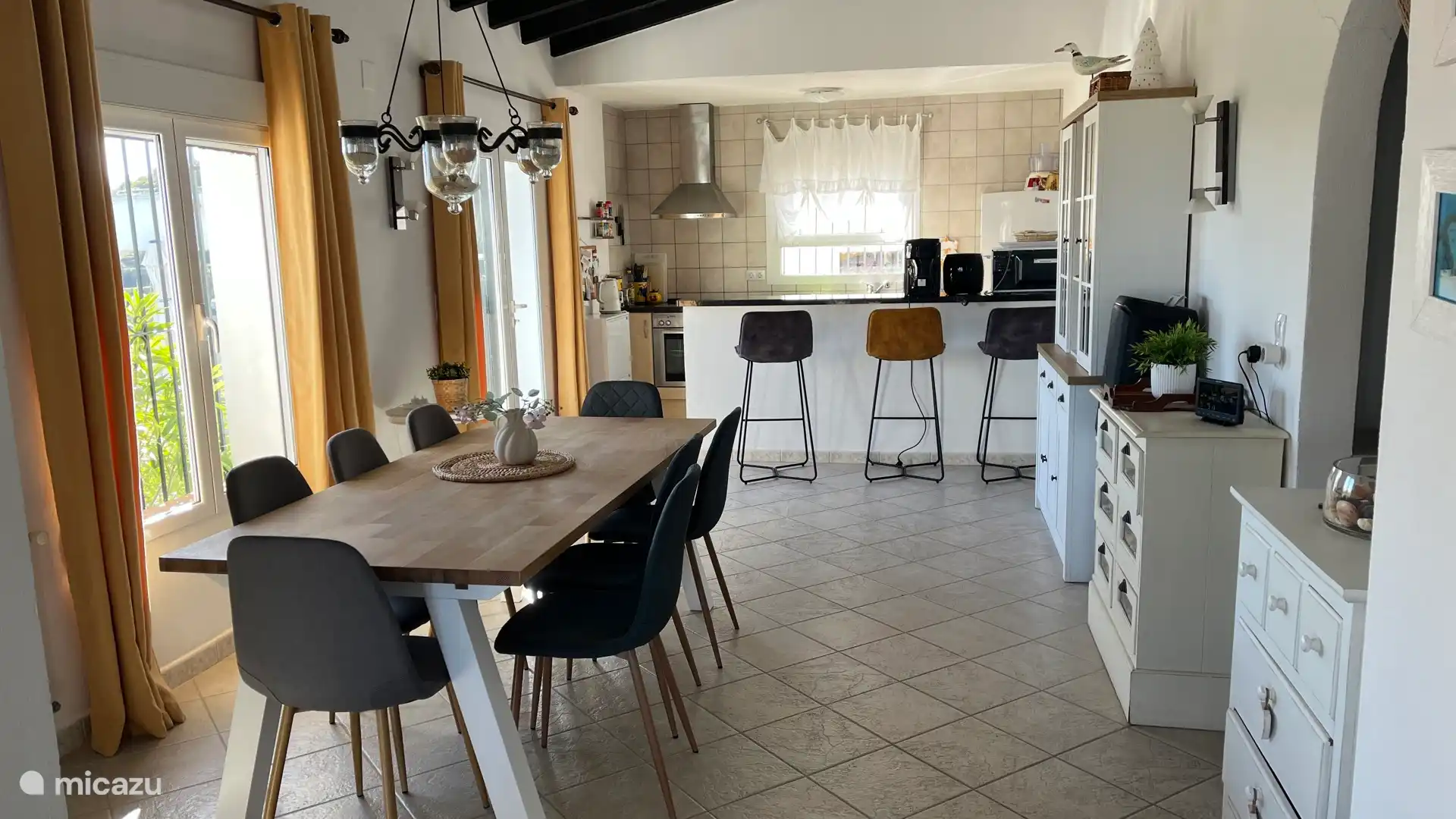 Ruime eettafel en open keuken