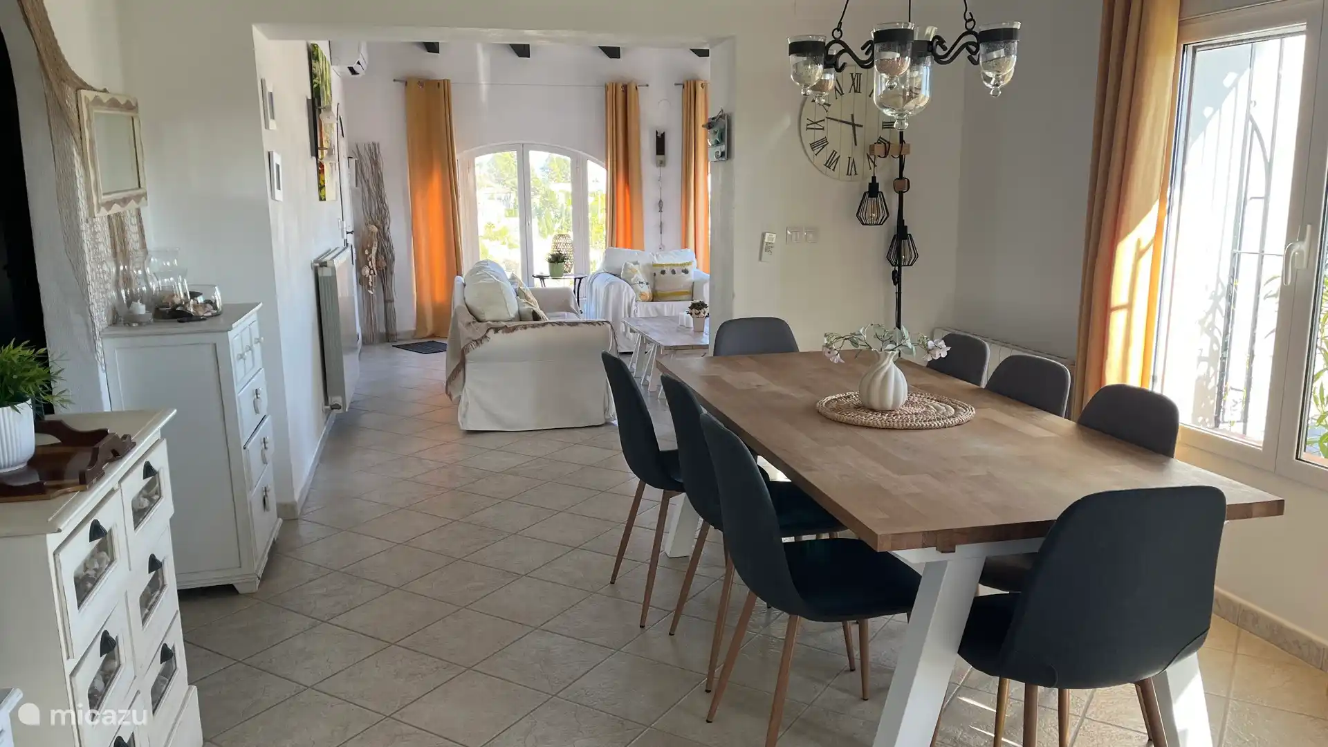 Uitzicht van de keuken naar de woonkamer