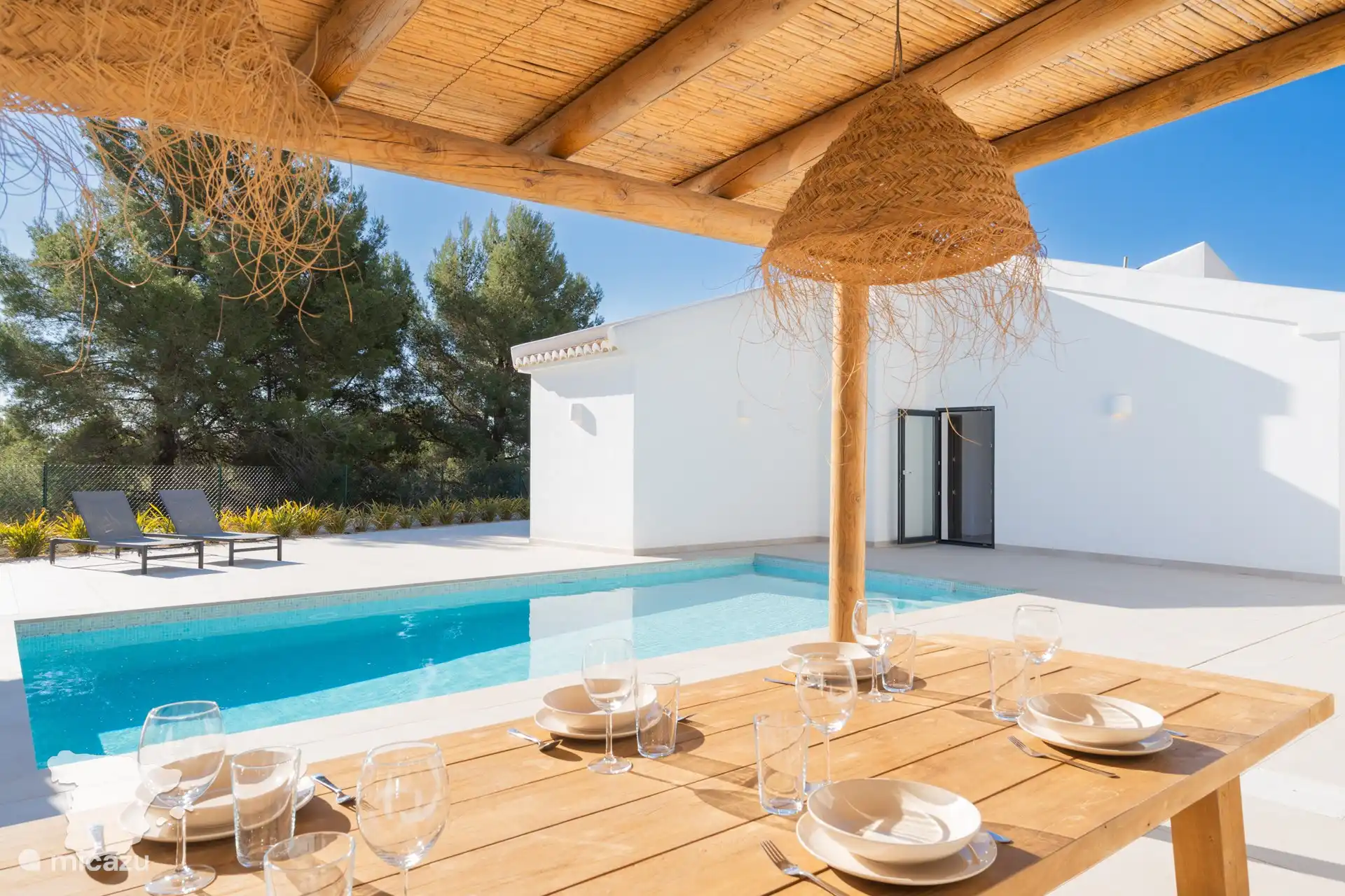 Mesa de comedor cubierta en la terraza.