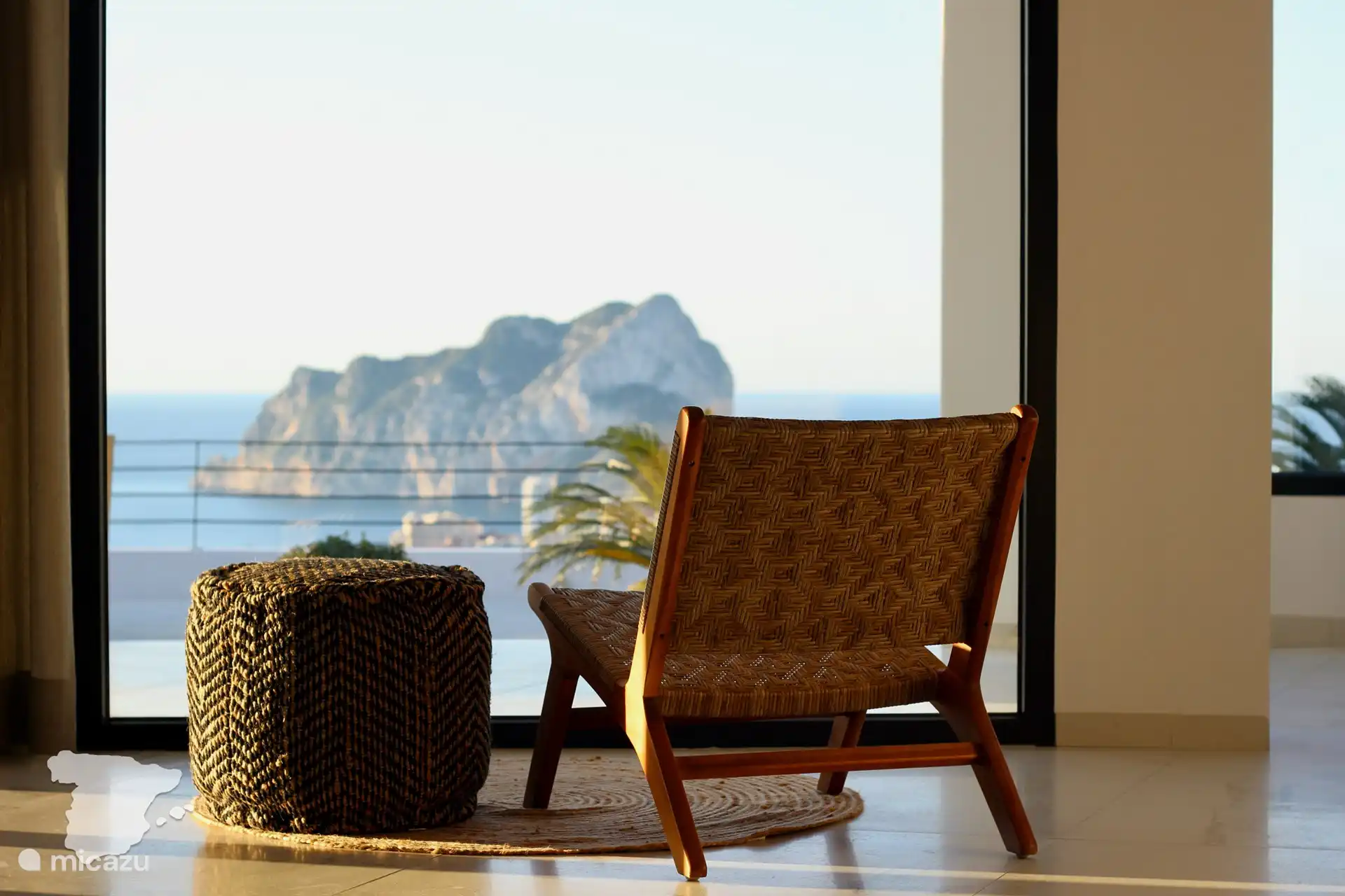 Foto atmosférica desde el salón hacia Calpe