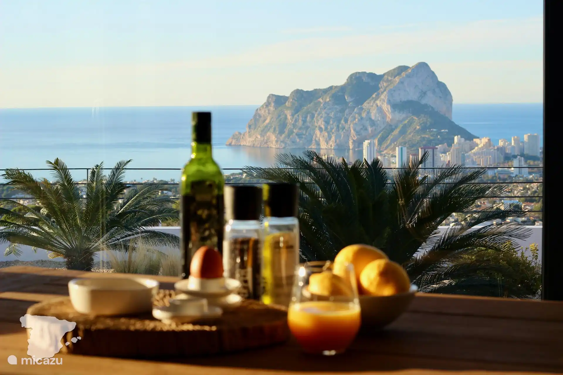 Foto atmosférica desde el salón hacia Calpe con el Peñón de Ifach al fondo