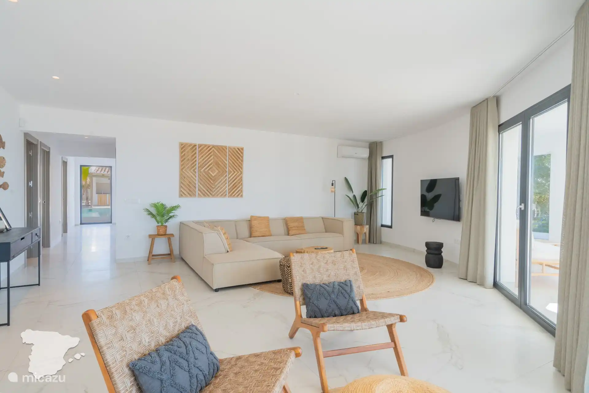 Salón con rincón de televisión