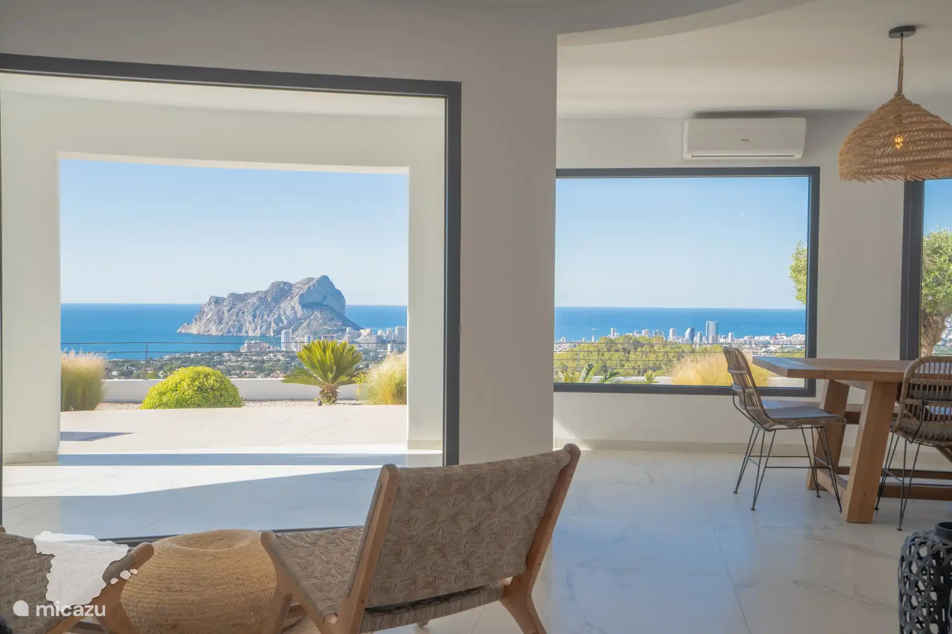 Salón con vistas hacia Calpe