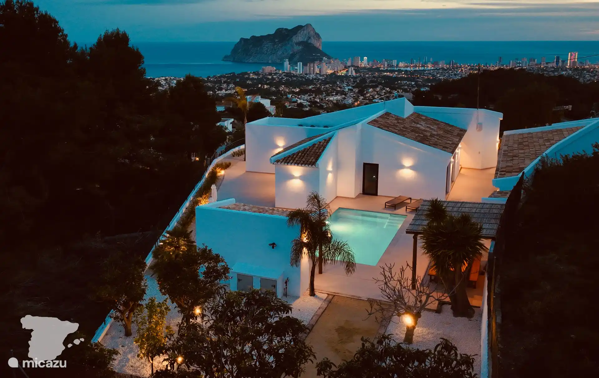 Fotografía atmosférica de la tarde tomada con un dron (vista hacia Calp)