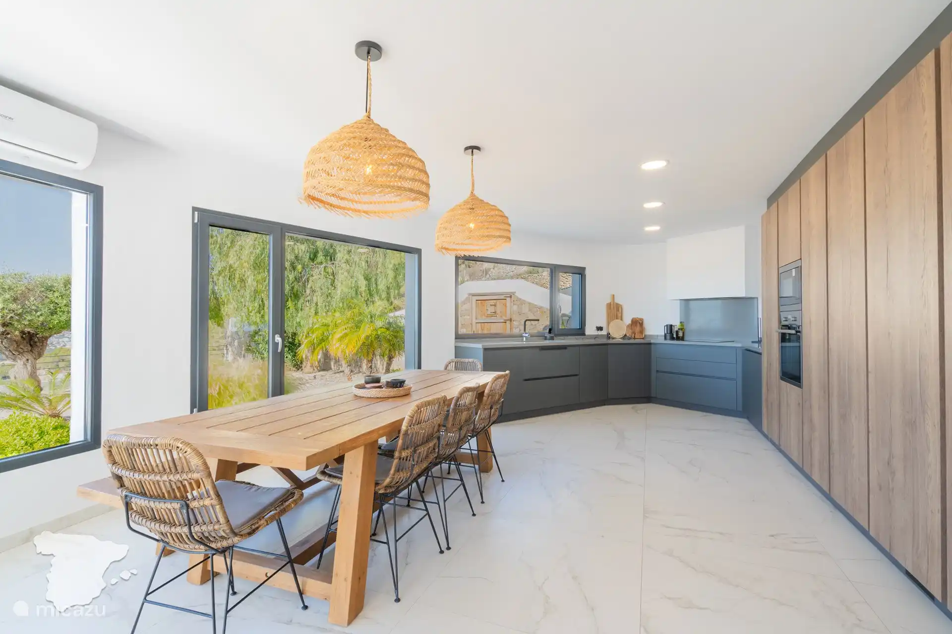 Cocina totalmente equipada con mesa de comedor.