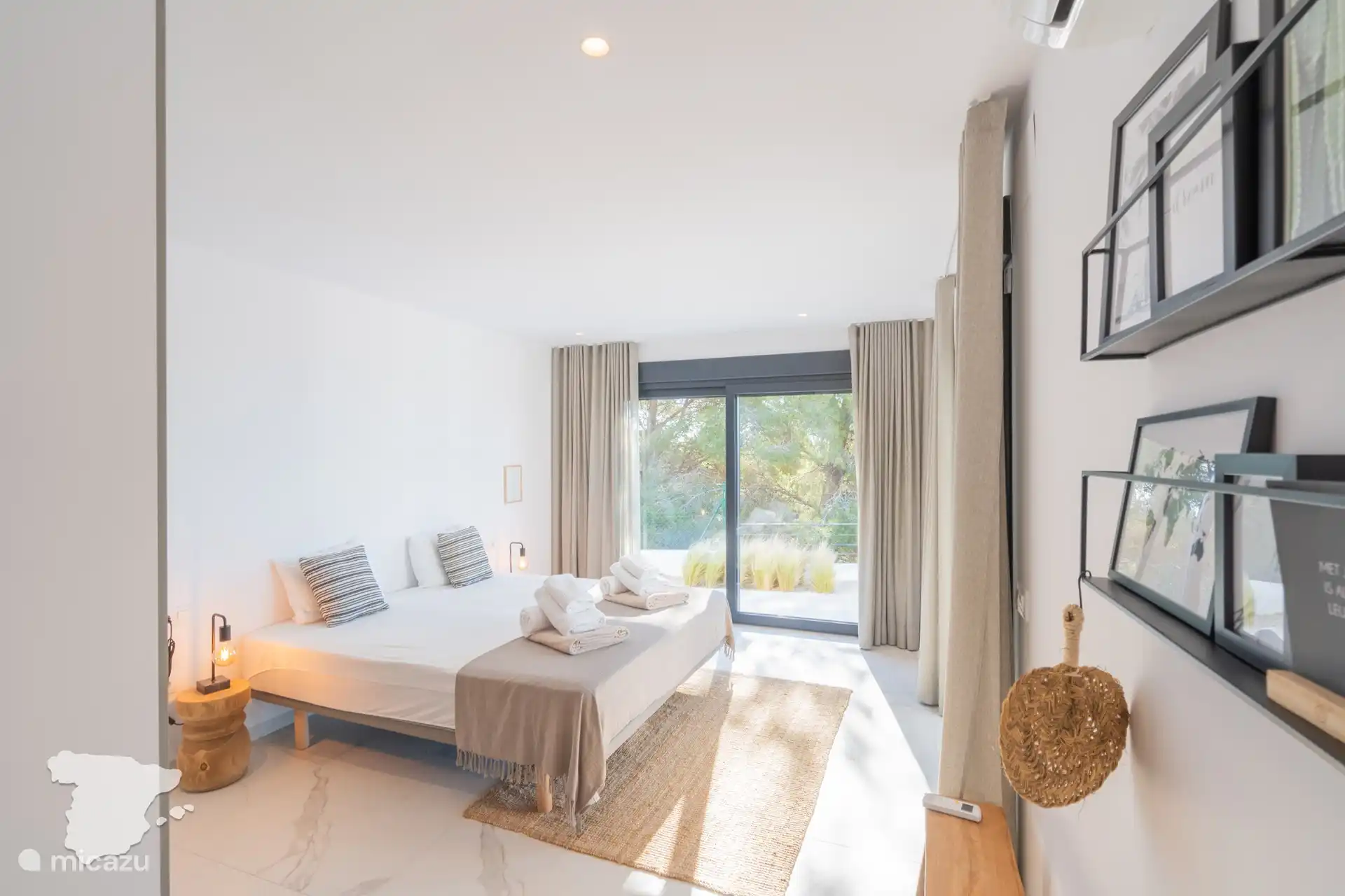 Dormitorio 1 con baño privado y acceso al jardín.