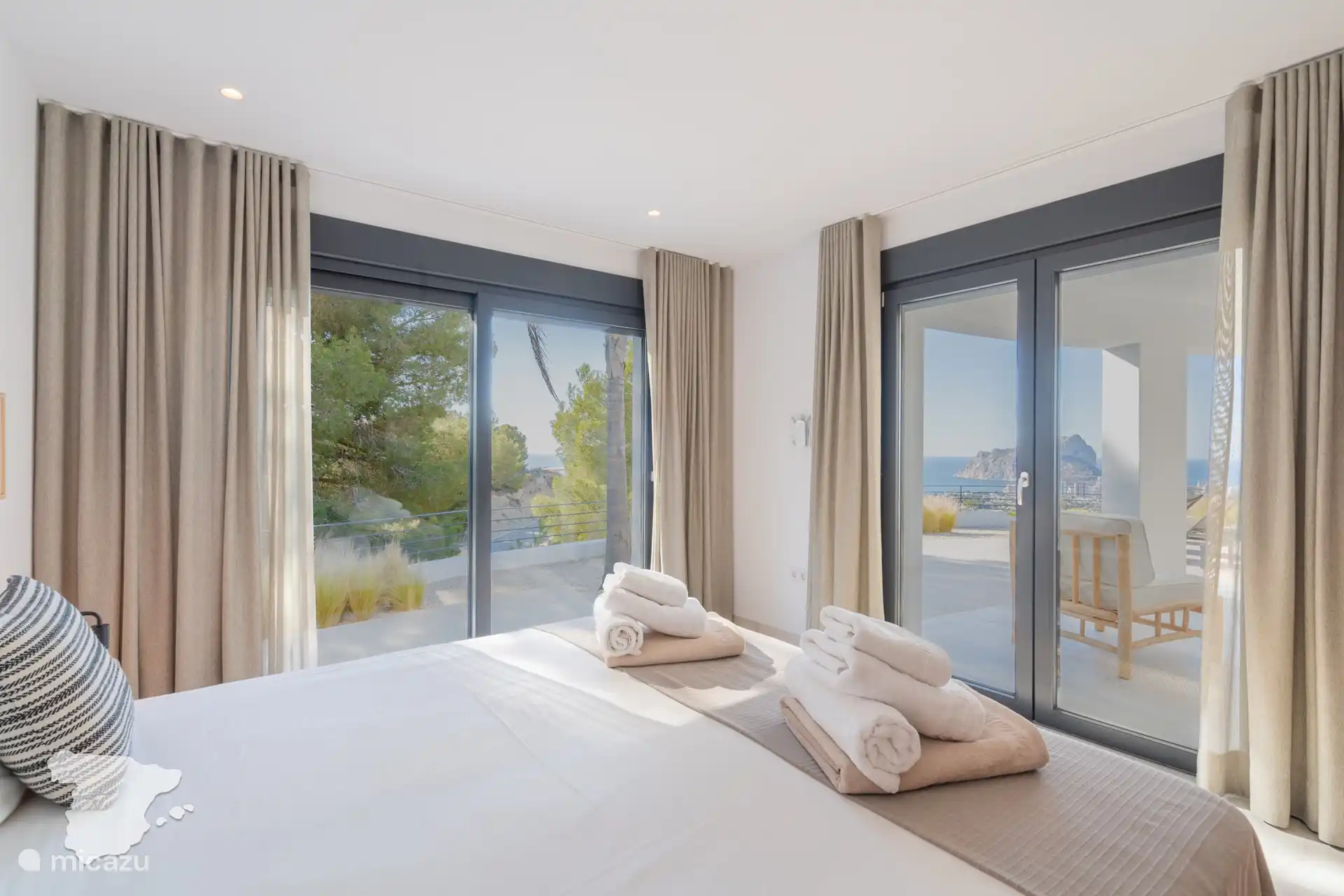 Dormitorio 1 con baño privado y acceso al jardín.