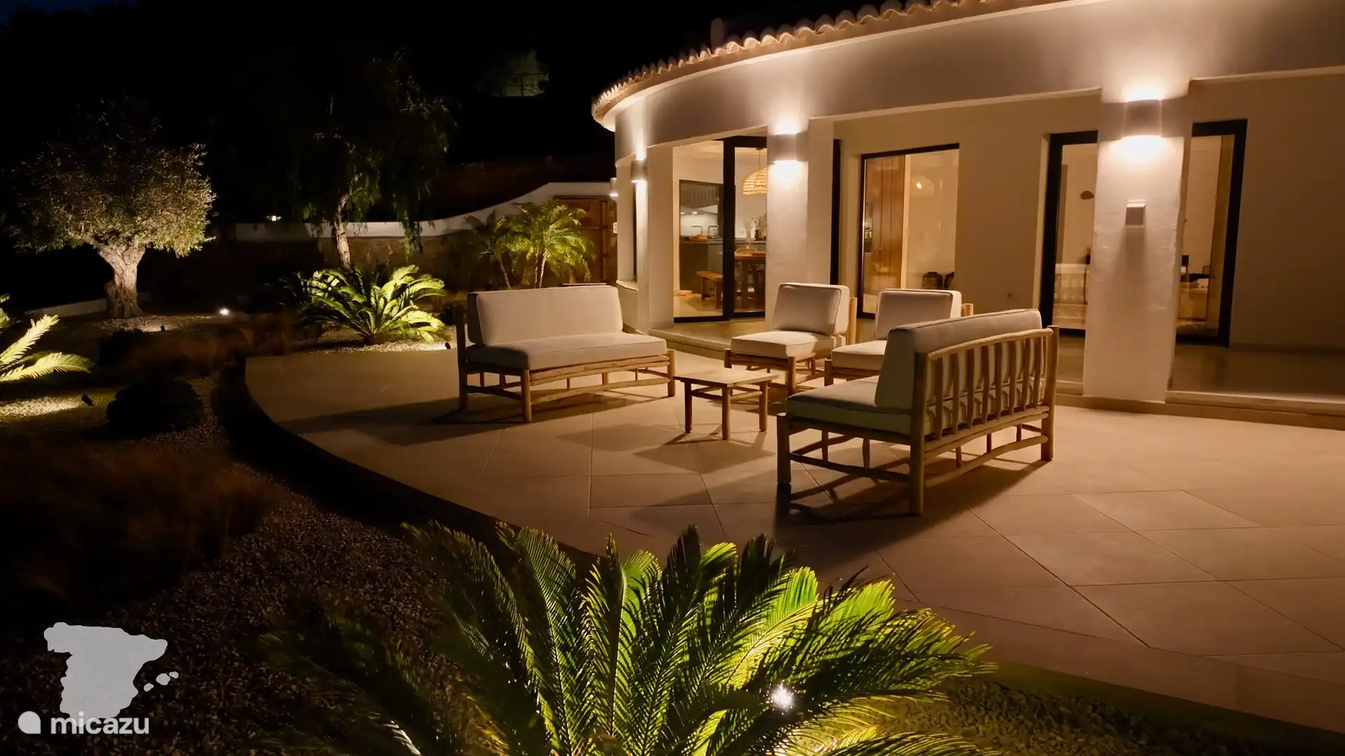 Atmosférica fotografía nocturna de la terraza delantera.